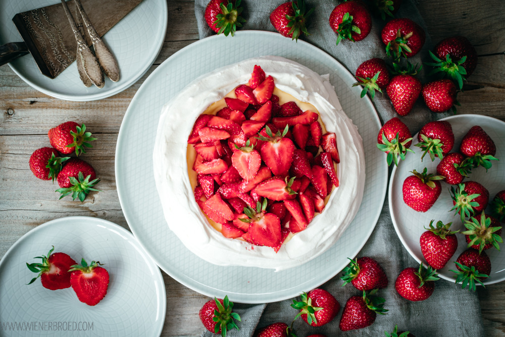 Pavlova mit Erdbeeren und Pudding von oben