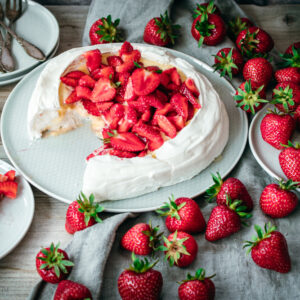 Pavlova mit Erdbeeren auf einem Teller