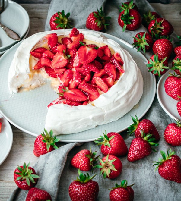 Pavlova mit Erdbeeren auf einem Teller