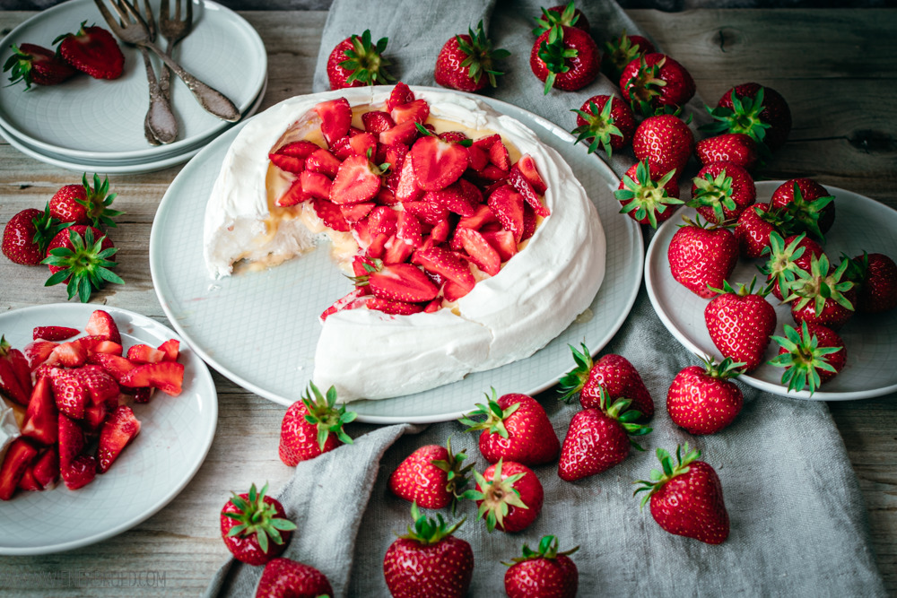 Pavlova mit Erdbeeren auf einem Teller
