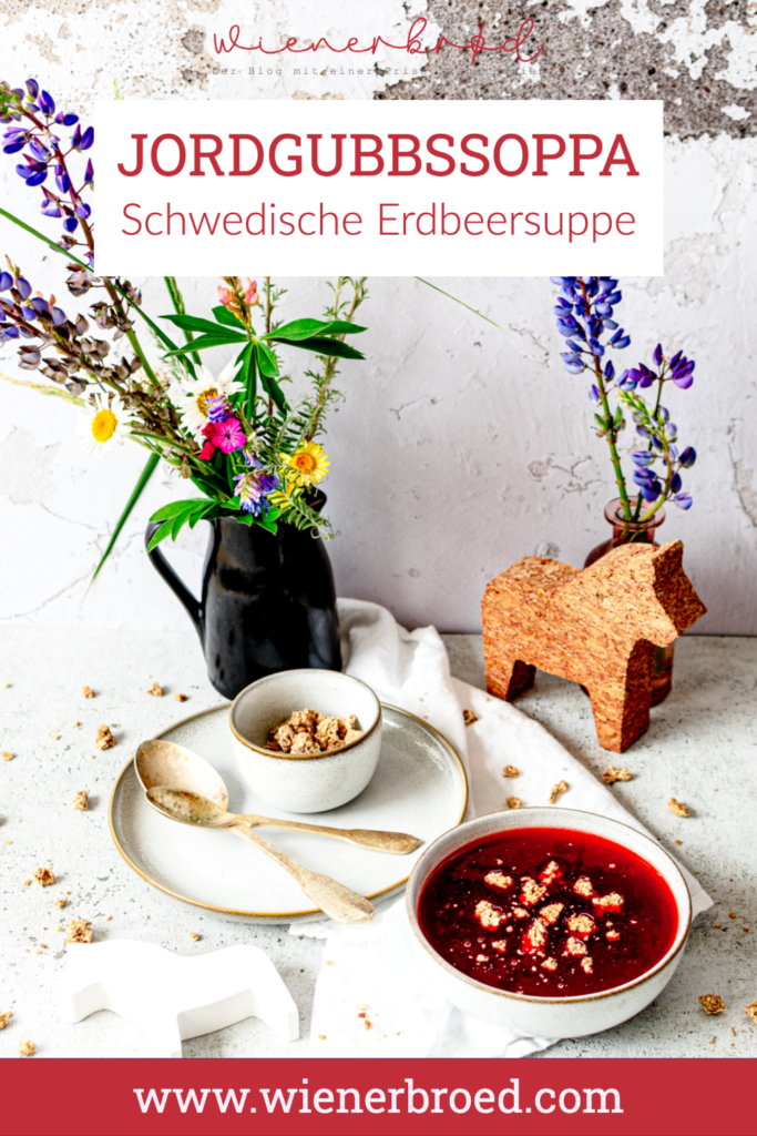 Rezept für Jordgubbssoppa, schwedische Erdbeersuppe mit Granola, perfekt für heiße Sommertage, Midsommar [wienerbroed.com]