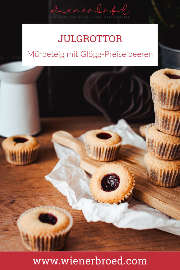 Julgrottor, Rezept für schwedische Mürbeteig-Plätzchen mit weihnachtlicher Preiselbeeren-Füllung [wienerbroed.com]