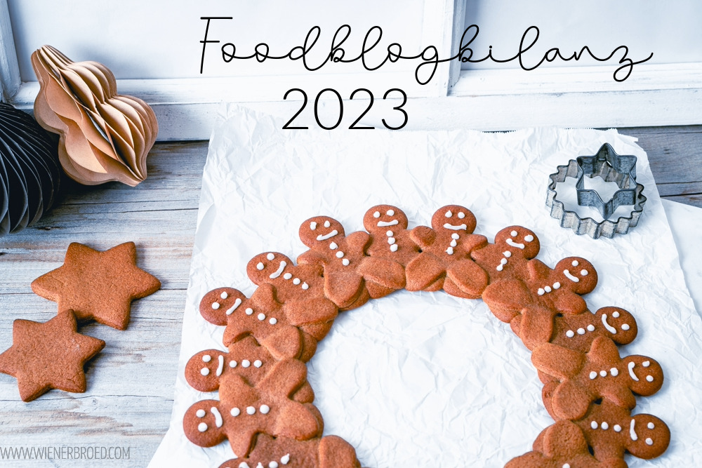 Titelbild der Foodblogbilanz 2023 - Kreis aus Pfefferkuchenmänchen mit links Sternkeksen und Wabenbällen, rechts alte Keksausstecher