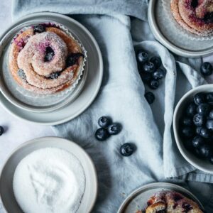 Fluffig Hefeschnecken aus Schweden mit Blaubeeren und Zitrone