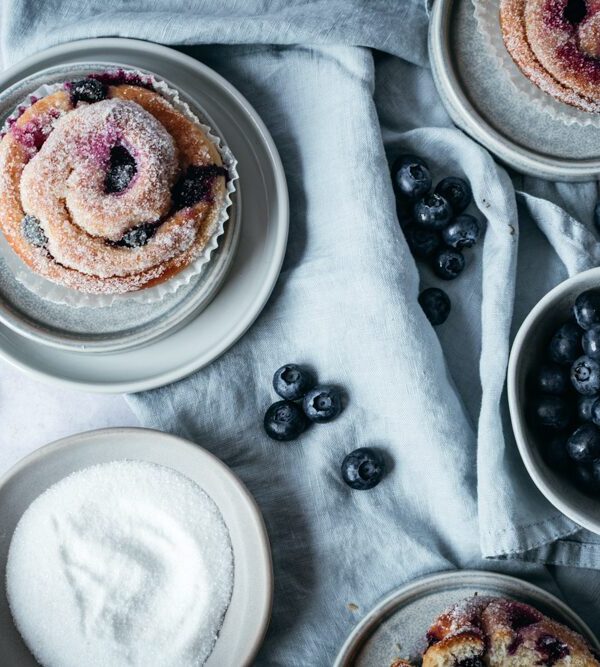 Fluffig Hefeschnecken aus Schweden mit Blaubeeren und Zitrone