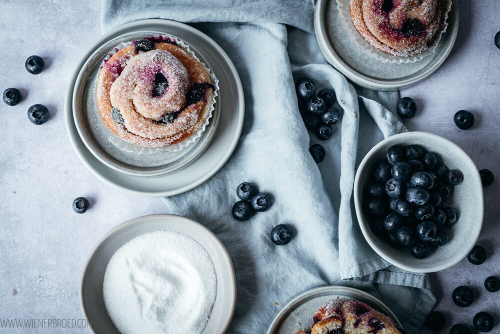 Fluffig Hefeschnecken aus Schweden mit Blaubeeren und Zitrone