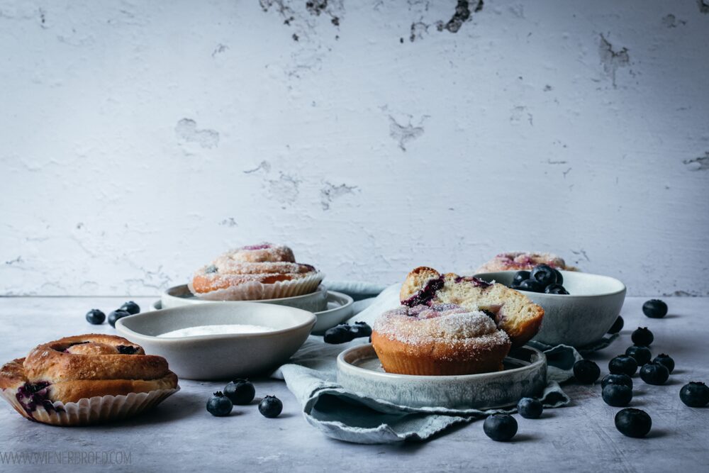 Gezuckerte Hefeschnecken mit Heidelbeeren und Zitronenbutter