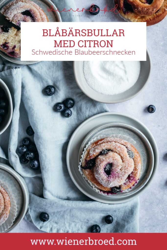 Pinterest- Bild mit einer gezuckerten Hefeschnecke mit Blaubeeren, oben ein Schälchen Zucker