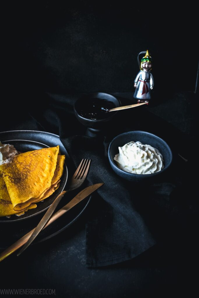 Safranpfannkuchen, ein Klecks Sahne, Blaubeermarmelade